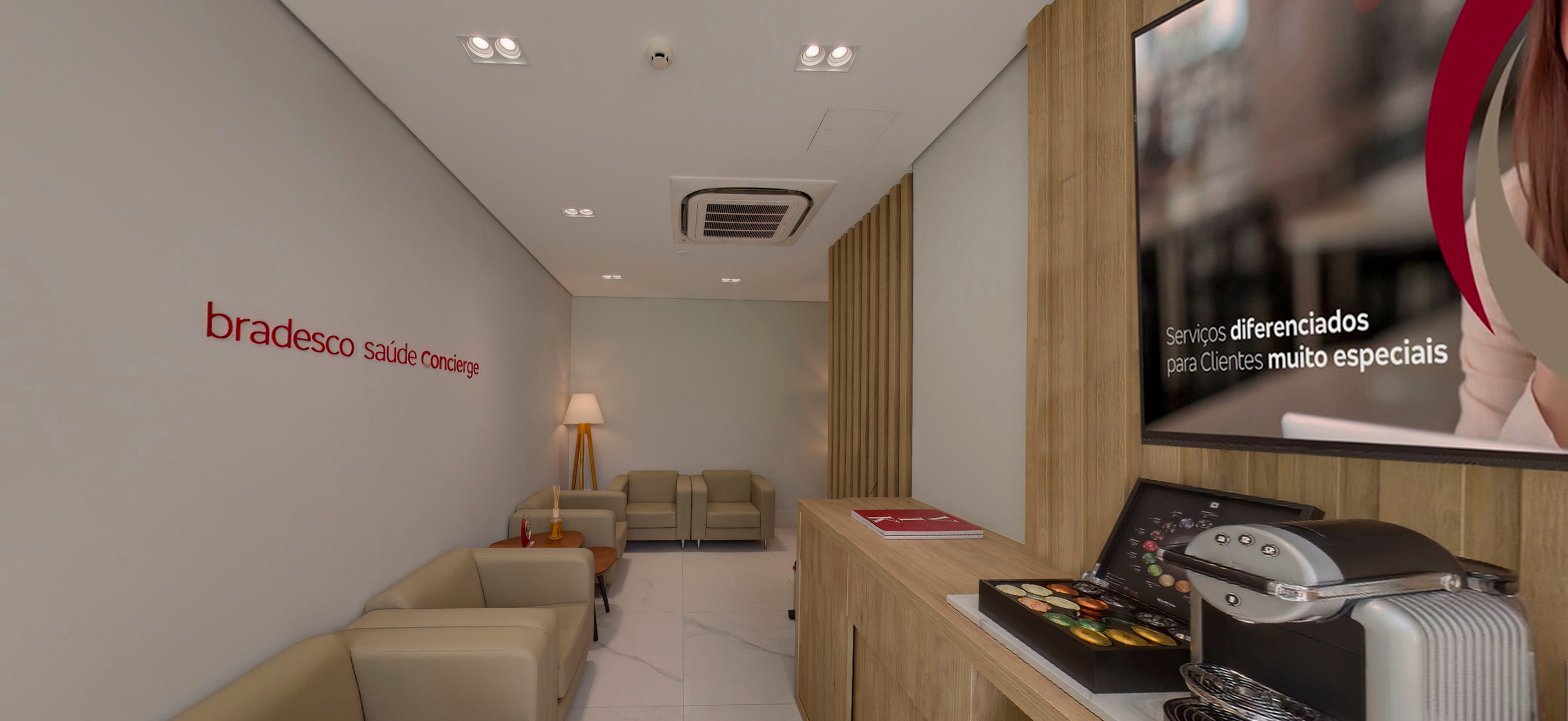 Sala de recepção com balcão em MDF e cadeira de escritório atrás do balcão. Na sala, há 3 poltronas de couro, na cor bege, frigobar, cafeteira expressa, televisão e dois vasos decorativos com orquídeas.